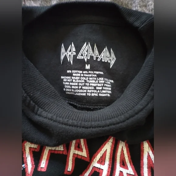 Def Leppard Black Crewneck Sweater with Graphic Christmas Design Size M - Picture 4 of 4